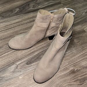 New ECCO Women's Dress Classic Buckle Ankle Boot new without the tag